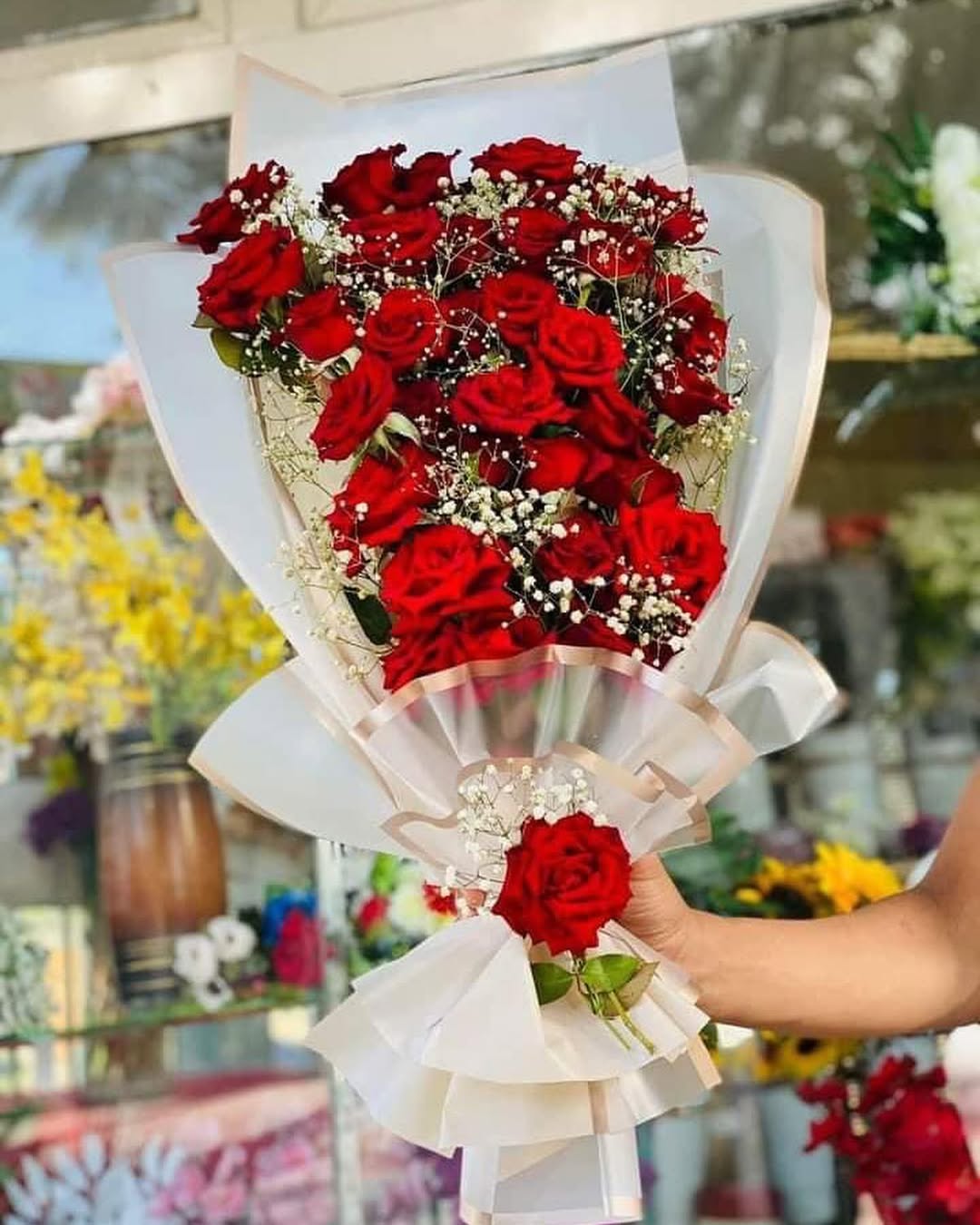 بوكية ورد غيد لون احمر مع الچيبسوفيلا والغلاف الكريمي مناسب لجميع المناسبات مكون من ٢٥ حبة