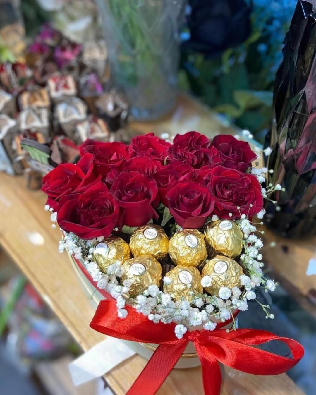 بوكيه ورد المى لون احمر والشريط الاحمر والغلاف الكريمي مكون من  10 حبه و 5 شوكلاته